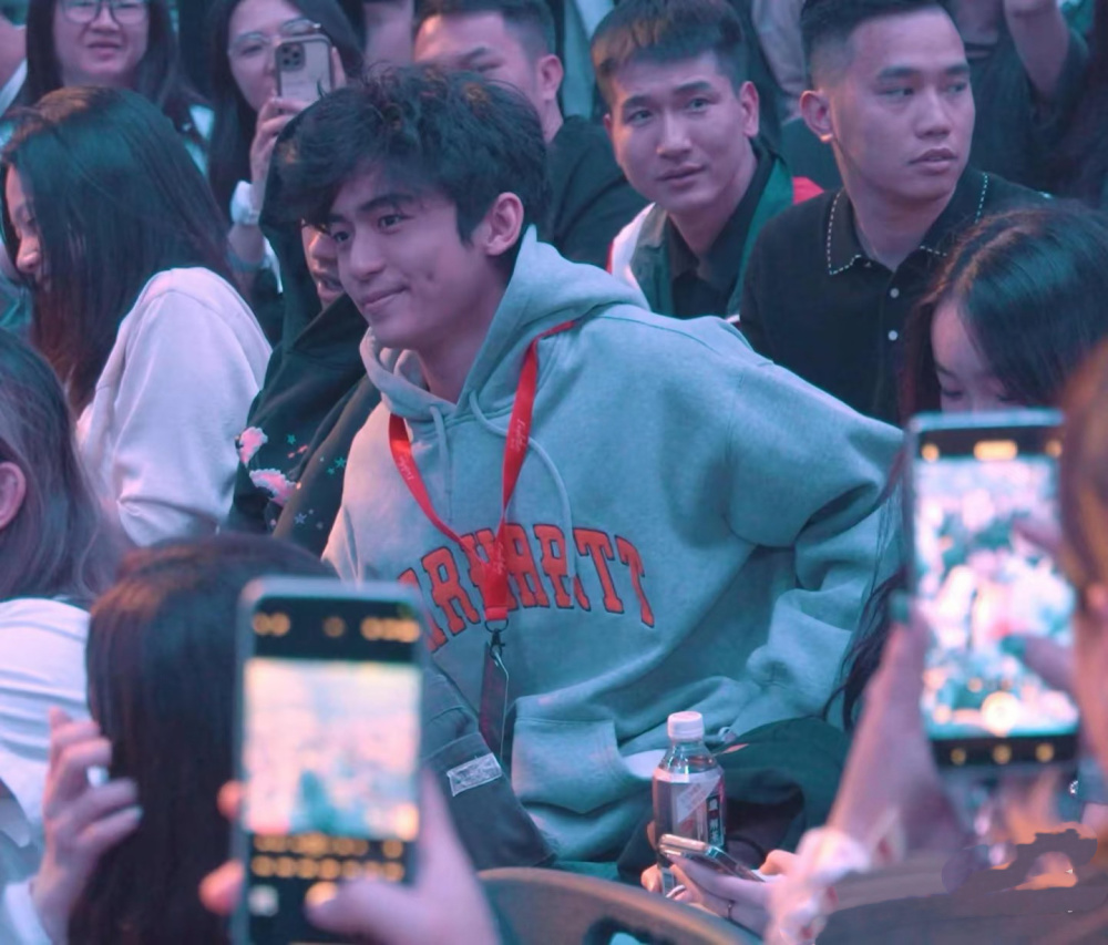 张柏芝大儿子澳洲被偶遇 和女同学亲密互动