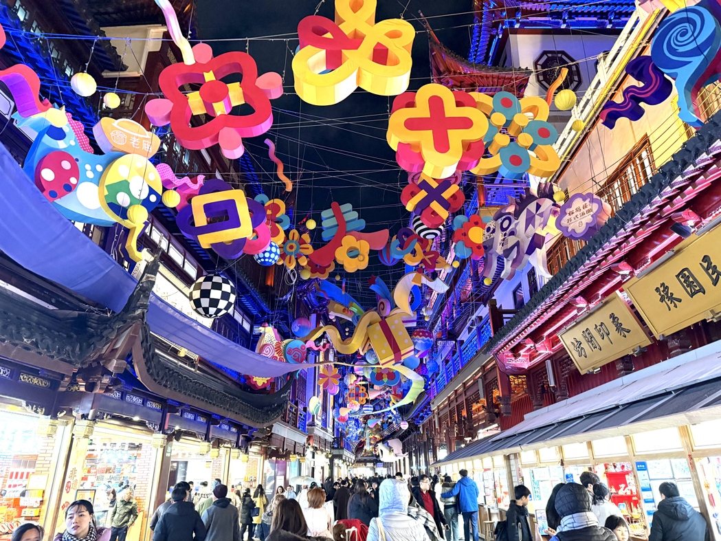 刺激消费,上海春节期间,各区将发放总额约人民币1.5亿元的消费券。根据统计,20... 刺激消费,上海春节期间,各区将发放总额约人民币1.5亿元的消费券。根据统计,20...