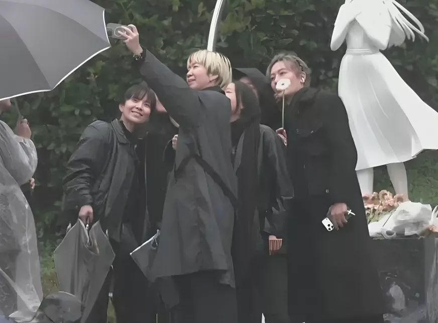 大S周年祭成闹剧!S妈戏精上身、小S仰天狂笑