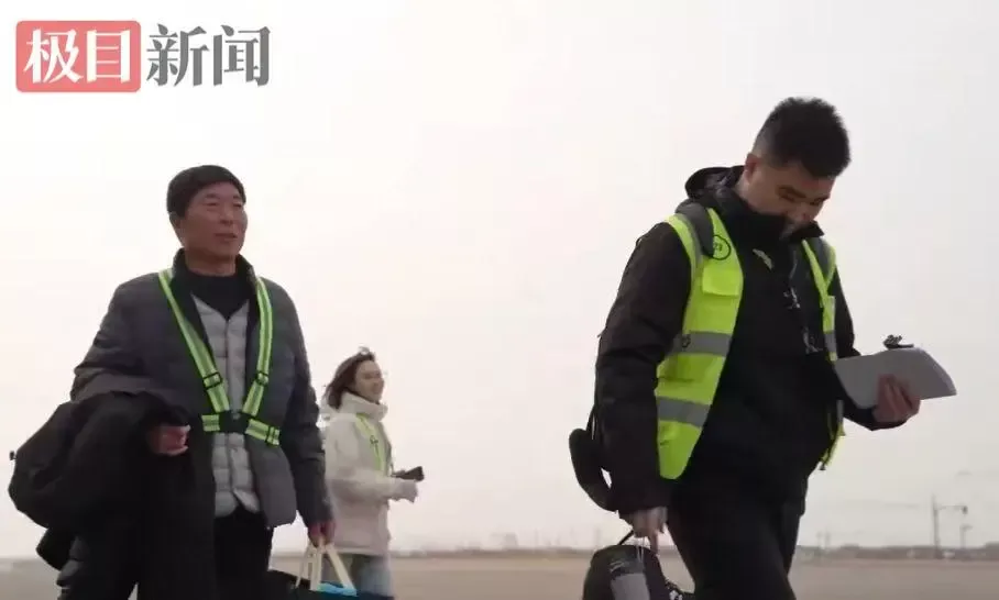 男子开飞机带父返乡过年：开车要三四小时