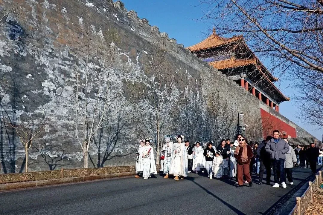 故宫旁的大楼，爆出100多家“格格工厂”