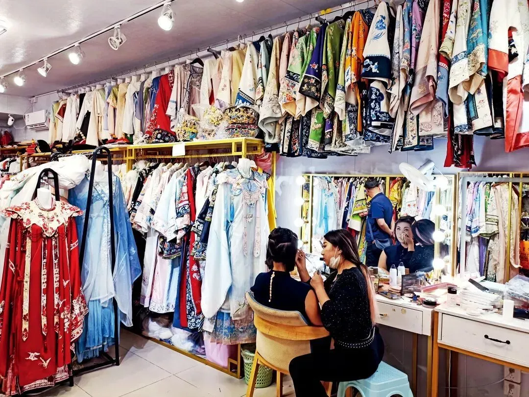 2025年9月，北京故宫东华门附近一家店铺内，店员在为顾客化妆。图/视觉中国