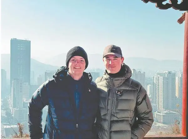 耗时约500天 两个法国小伙徒步上万公里抵达上海