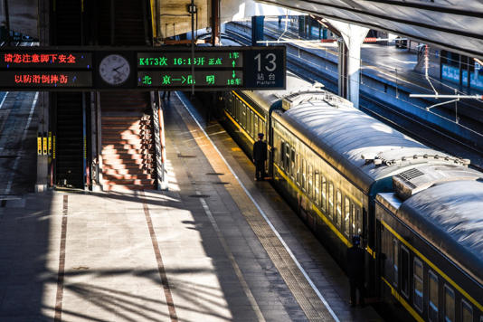 高铁里程突破5万公里，为何仍需绿皮车？