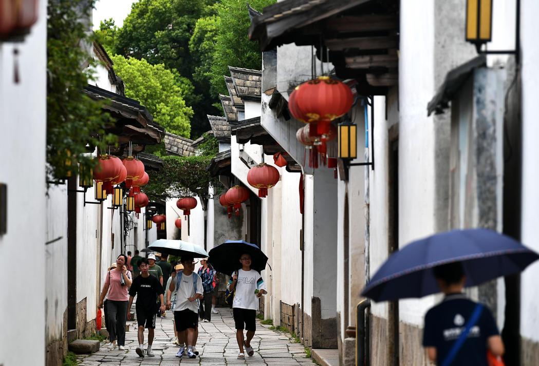 福建省人民政府日前印发「关于推动城市高质量发展的实施意见」,提到要提升城市空间品... 福建省人民政府日前印发「关于推动城市高质量发展的实施意见」,提到要提升城市空间品...