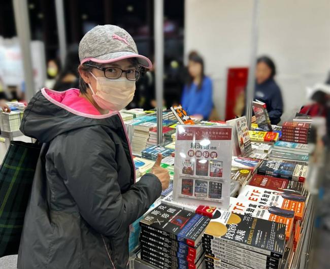 萧美琴变装逛书展  引发网友担忧   亲自回应