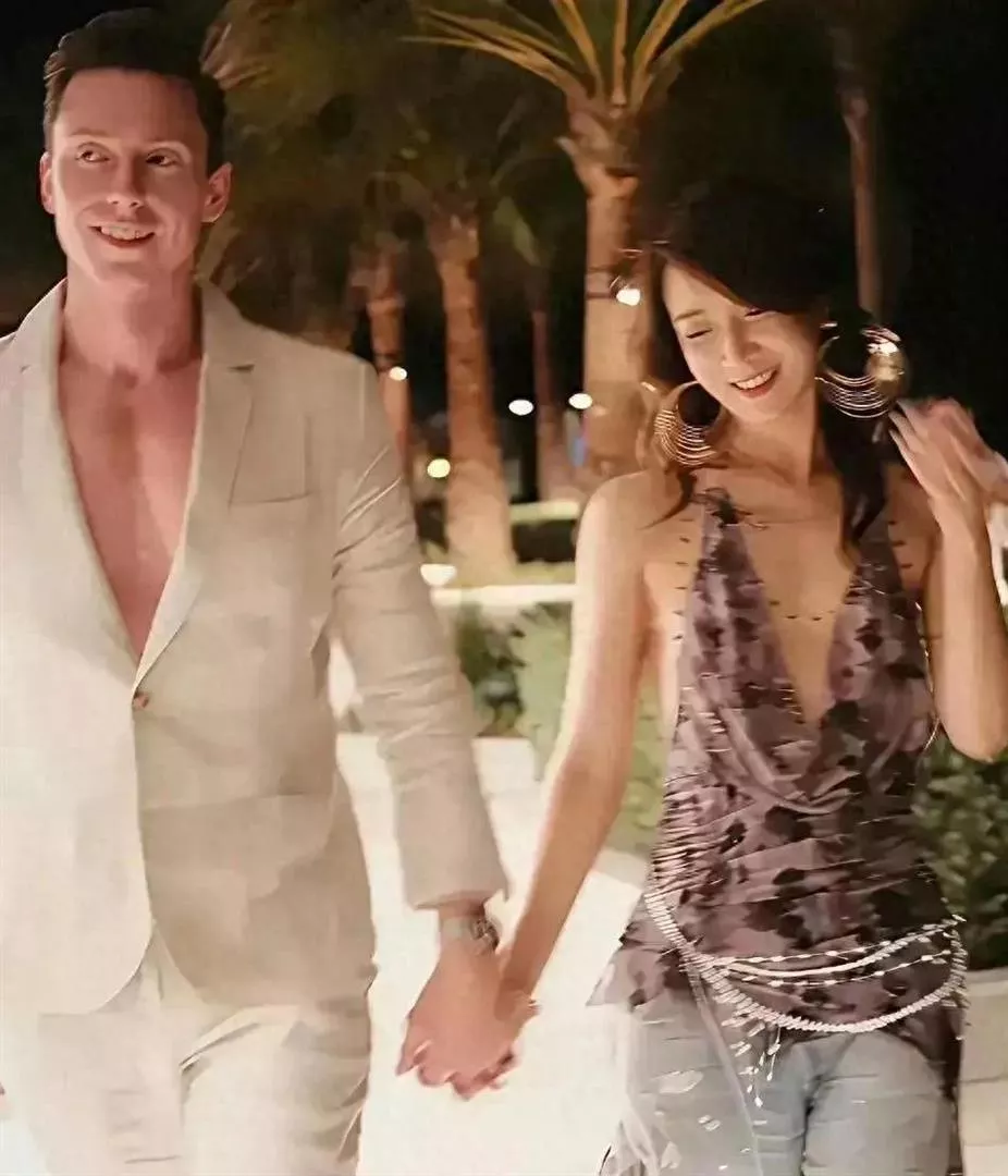 陈赫前妻许婧和匈牙利老公在沙特庆生,39 岁身材超棒