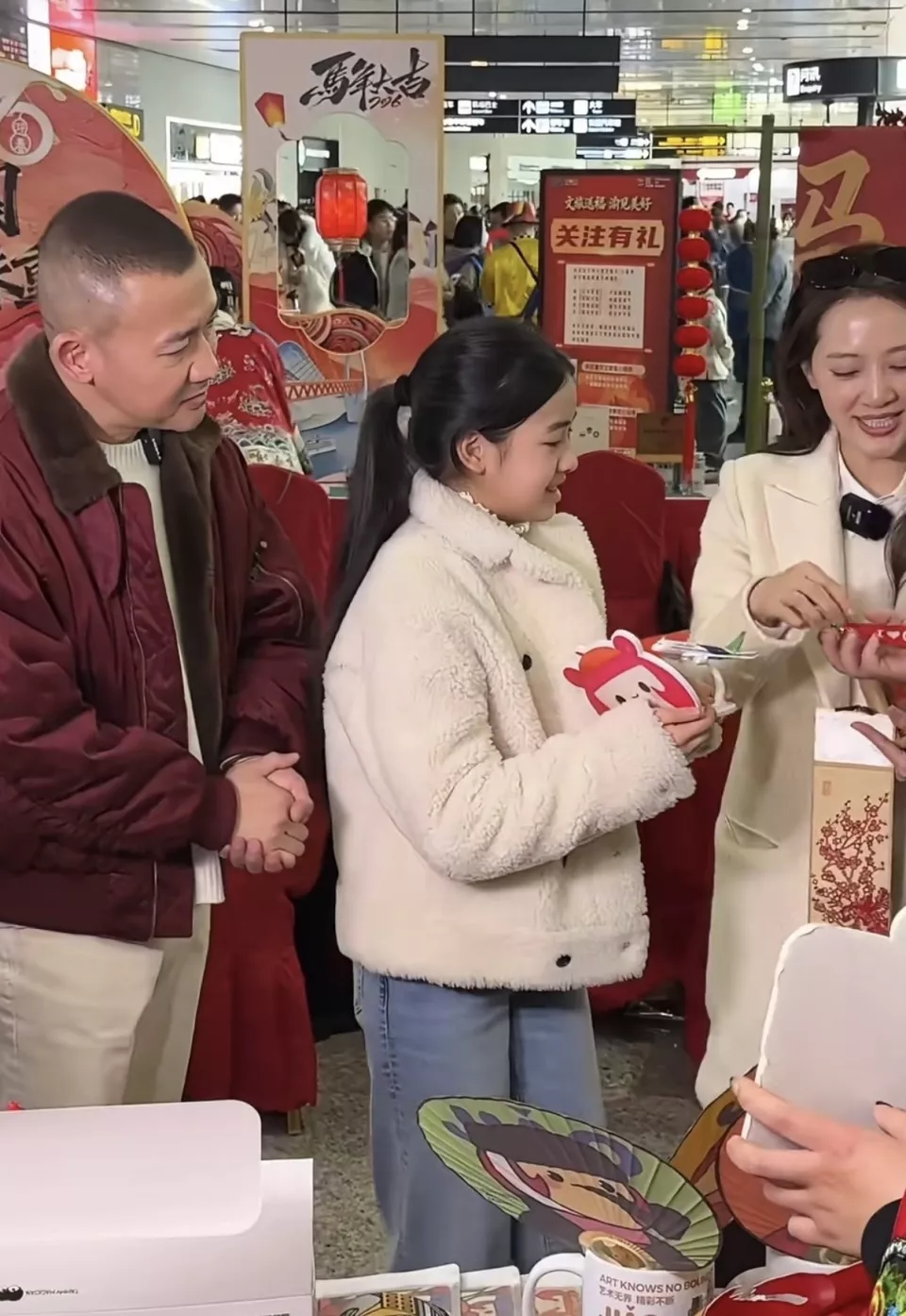 聂远一家现身重庆，11岁女儿身高超160