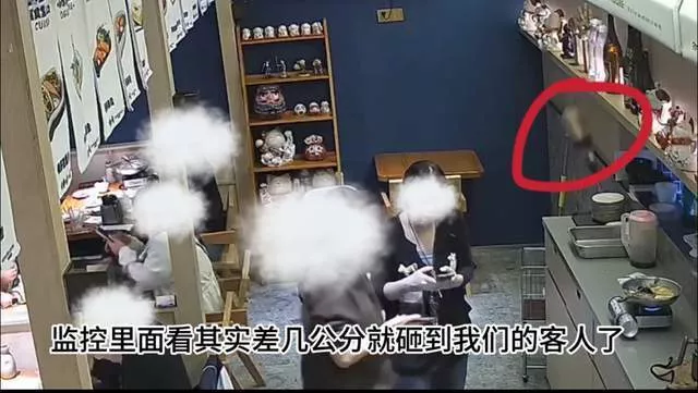 顾客不满下单后等26分钟,辱骂推搡女服务员并撂狠话
