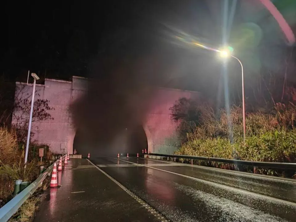 湖南一高速4.8公里隧道内车辆起火、98人被困