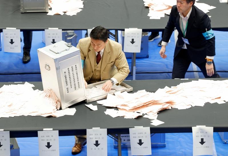 日本众议员大选8日举行投开票，当天投票截止后，选务人员就开始计票。 （路透）