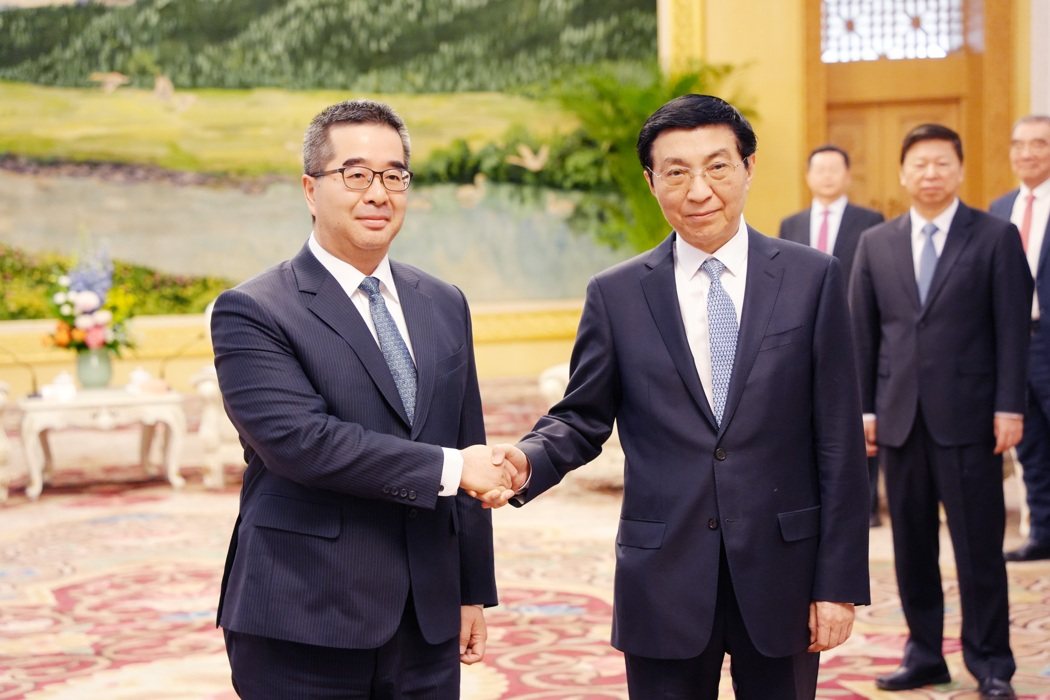 中国全国政协主席王沪宁(右)4日上午在北京人民大会堂新疆厅会见国民党副主席萧旭岑... 中国全国政协主席王沪宁(右)4日上午在北京人民大会堂新疆厅会见国民党副主席萧旭岑...