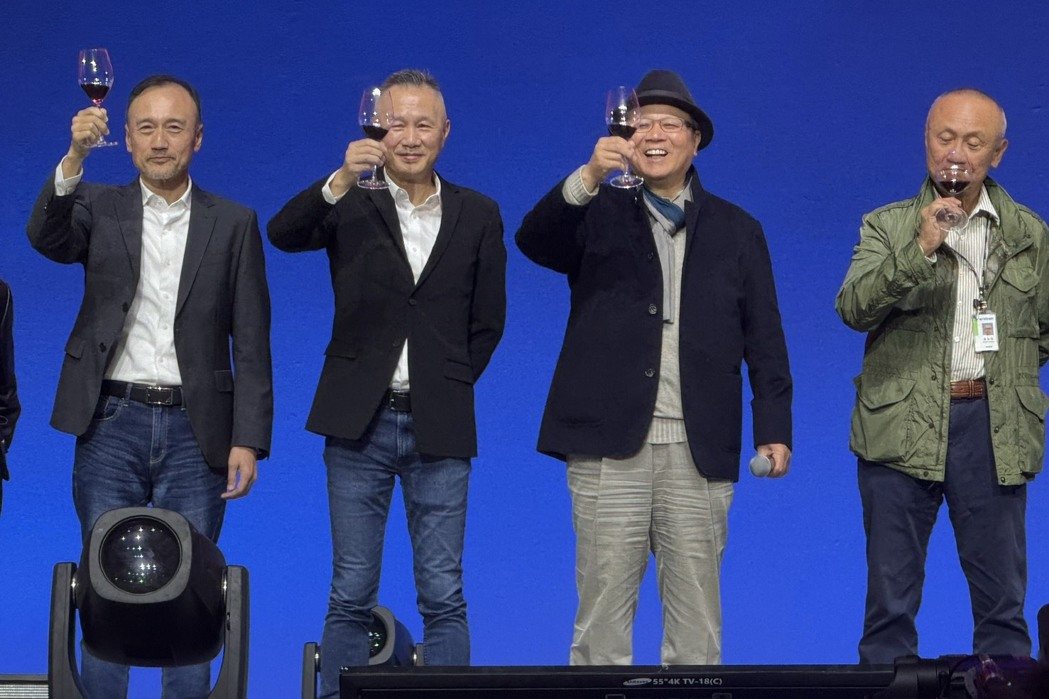 纬创旺年会上董事长林宪铭(右二)、总经理林建勋(左二)和经营团队一起向员工敬酒及... 纬创旺年会上董事长林宪铭(右二)、总经理林建勋(左二)和经营团队一起向员工敬酒及...