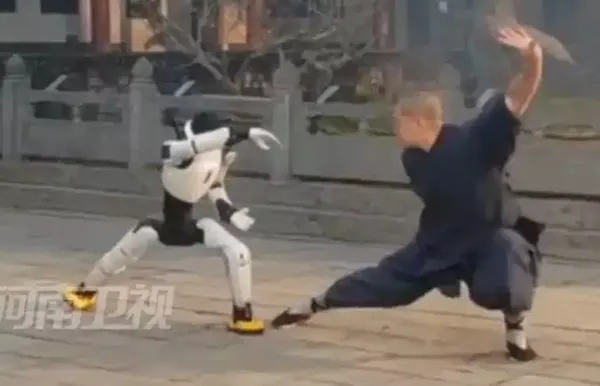 魔幻场面:机器人大军出现在河南少林寺练武