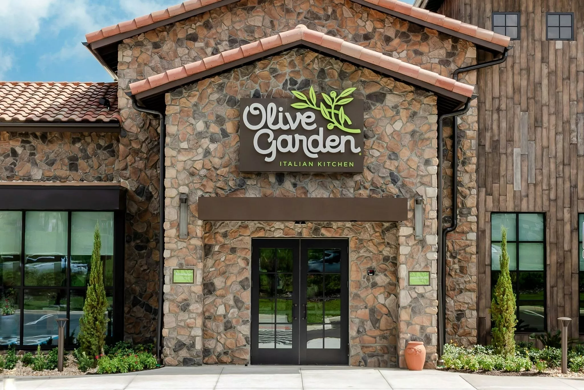 美餐厅恐怖悲剧 厨师当众栽进油锅“炸头”自残身亡