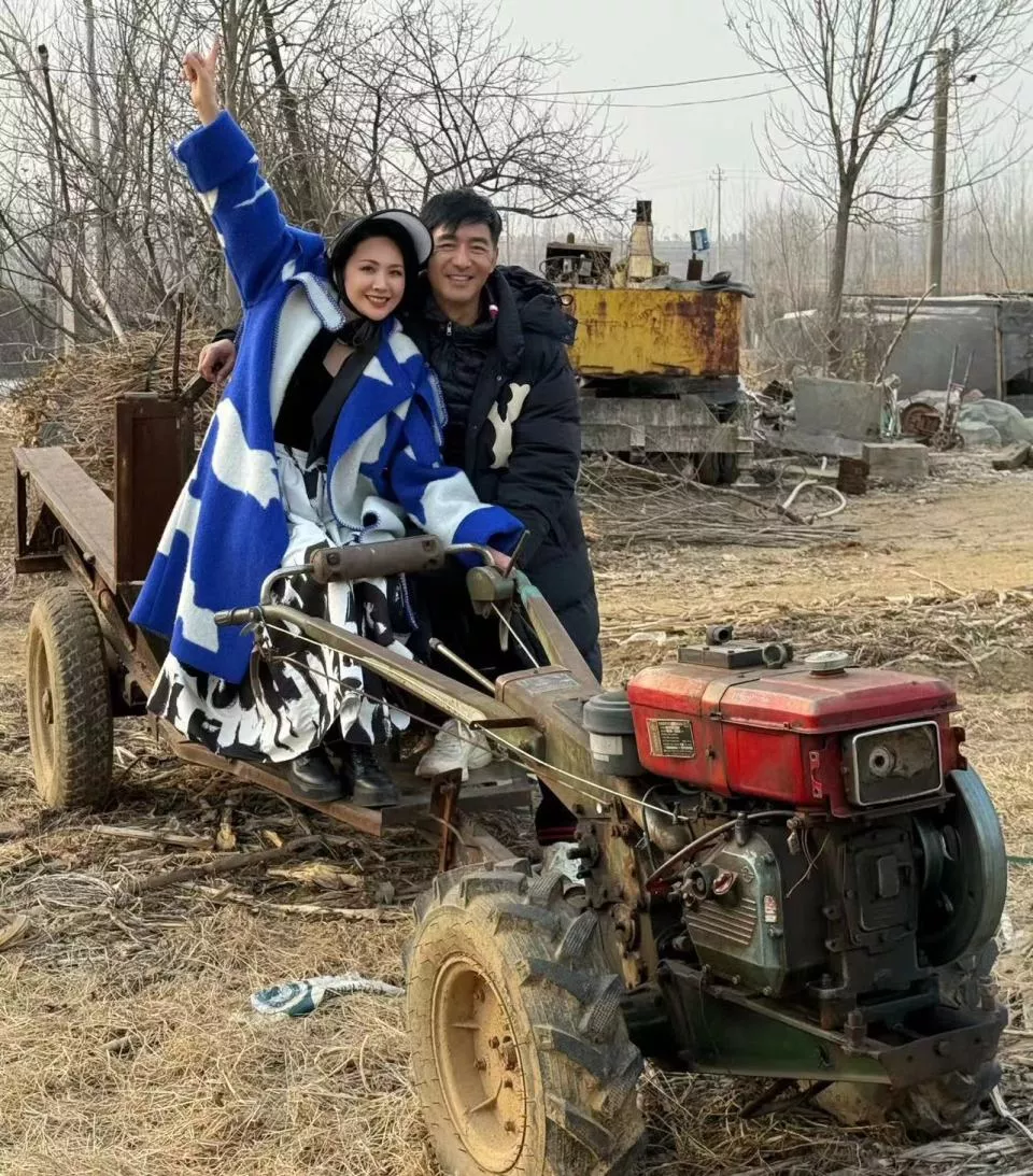 郭晓东程莉莎回村过年,和手扶拖拉机合照,也太接地气了!