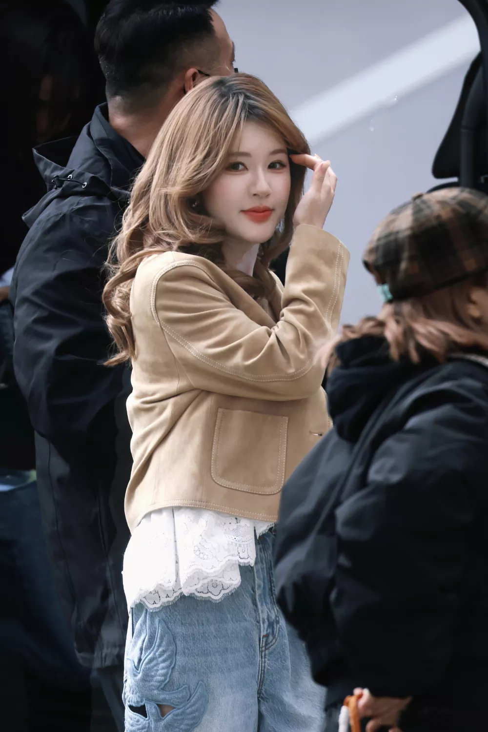 赵露思又参加综艺了,上班路透状态满分,她这真是好起来了!