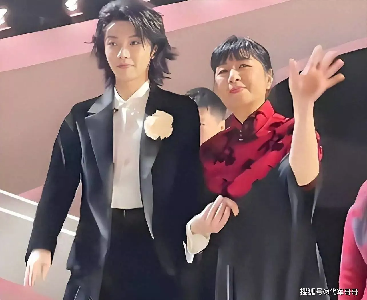 70岁殷秀梅近况曝光!与法国老公恩爱28年,如今与小鲜肉手挽手引热议