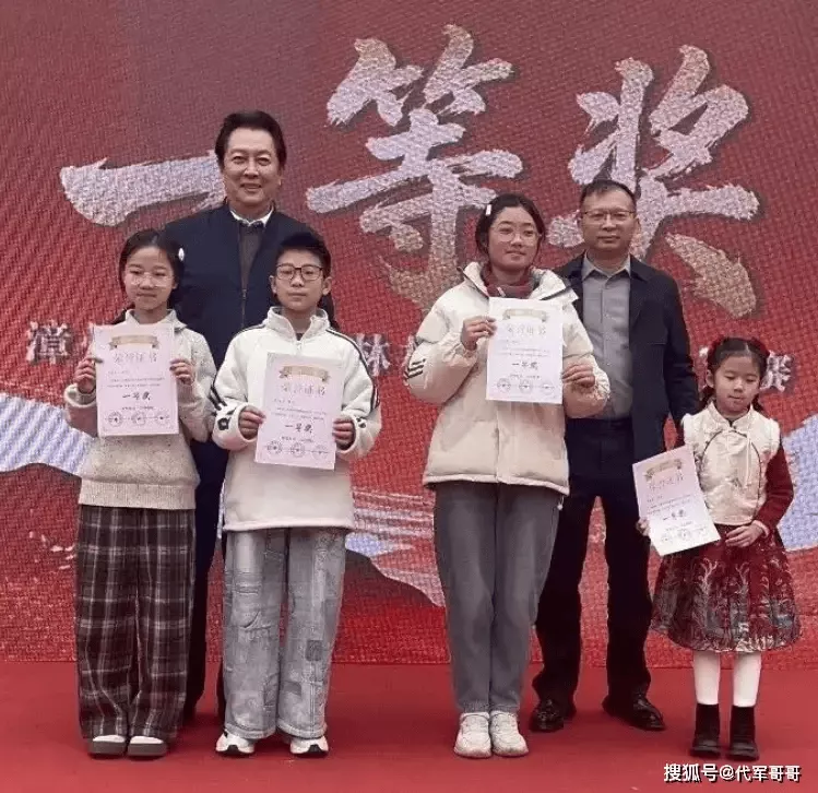 73岁唐国强近况曝光!为了两个患病儿子的医疗费,四处奔波不敢退休