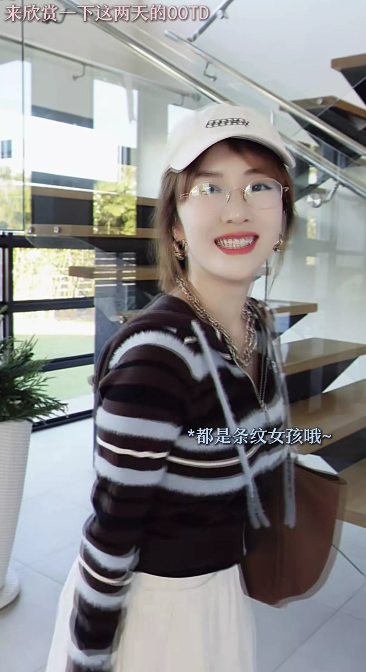 40岁李念带娃买年衣，14岁女儿身材火辣比妈高