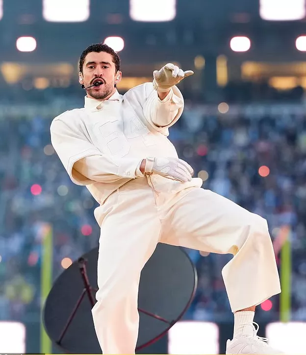 听不懂时很嗨 听懂后全网炸锅 超级碗中场秀引爆争议