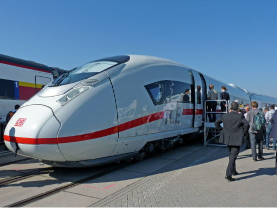 高铁大佬身后的贵妇、红裙......