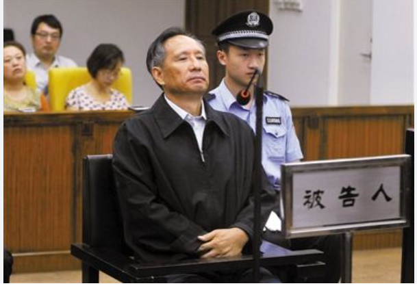 高铁大佬身后的贵妇、红裙......