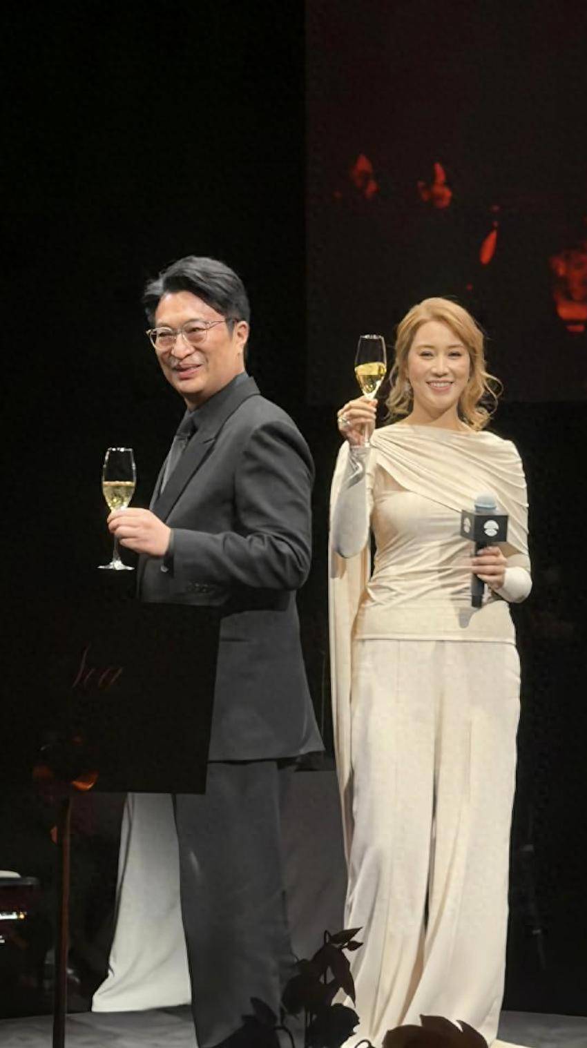 徐子淇陪丈夫现身上海，出席晚宴上台举杯敬酒，尽显主席夫人风范