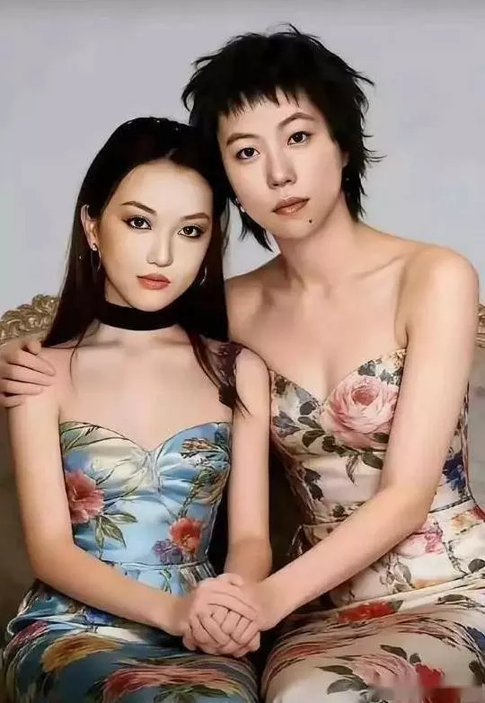 窦靖童李嫣姐妹合照曝光,罕见女装打扮引热议