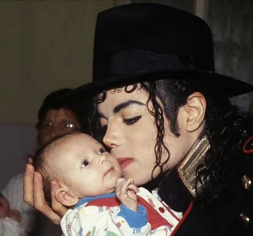 爱泼斯坦文件曝光，迈克尔·杰克逊被重新审视！