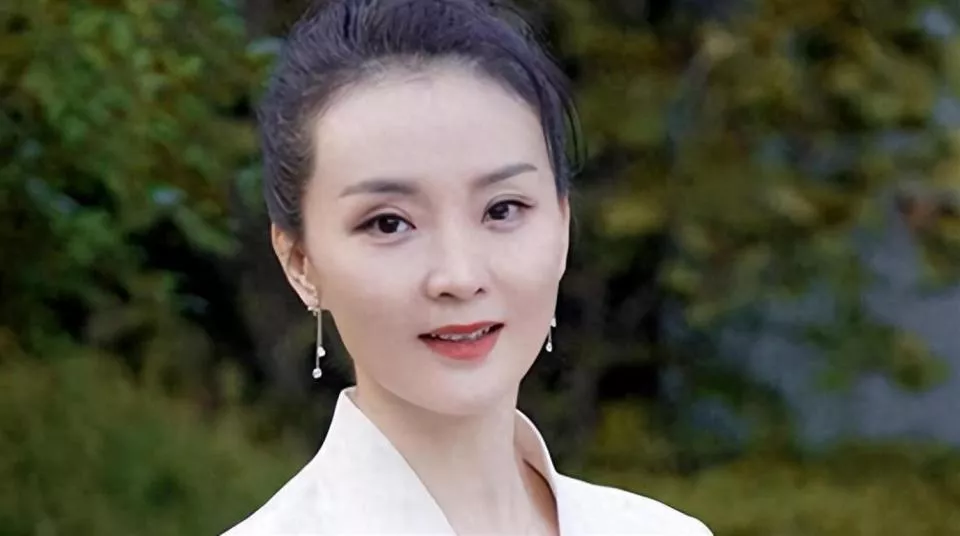 丈夫失联7年,52岁颜面尽失的王艳,如今靠19岁的儿子给她争光