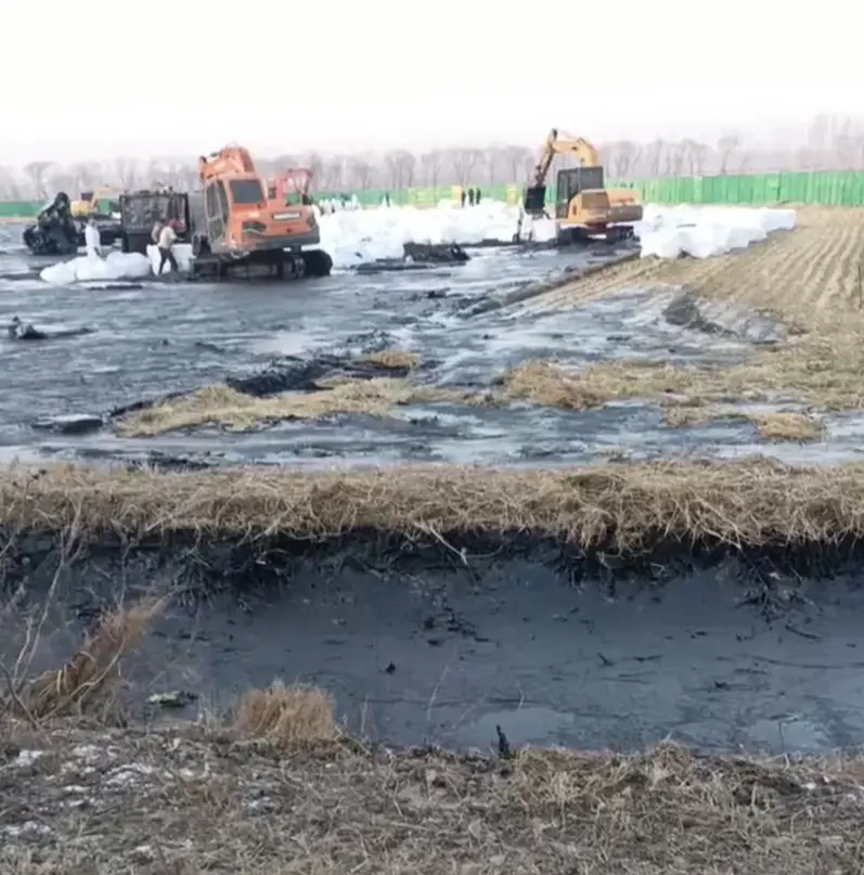 村民举报企业非法占用耕地，沥青大面积污染农田