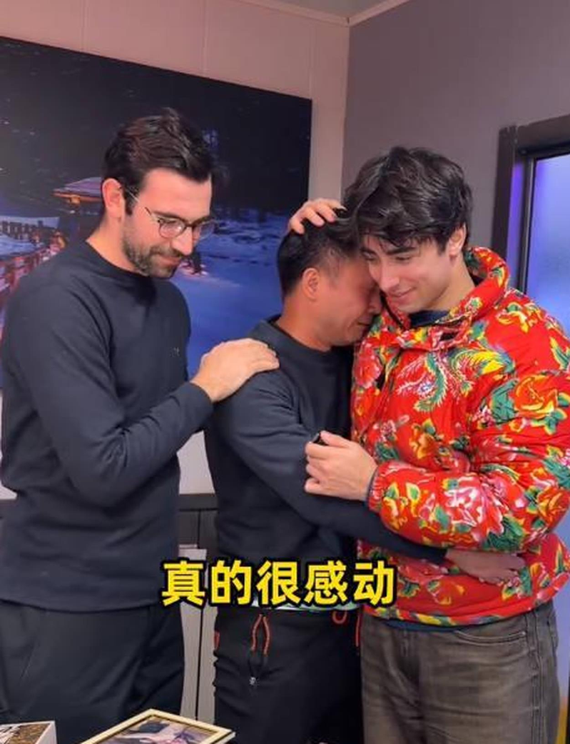 一趟从海南打车到哈尔滨的旅程，让出租车司机的人生变得不可思议；行程结束后，司机罗师傅(中)感动落泪。(取材自极目新闻)