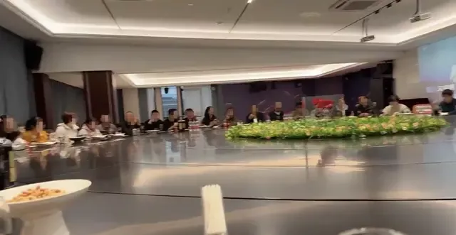 浙江餐厅大圆桌可坐55人 有些菜一旦错过就不再