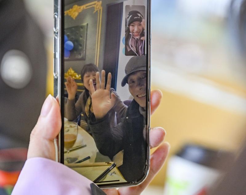 视频拜年成为一种新风潮，示意图。（新华社）