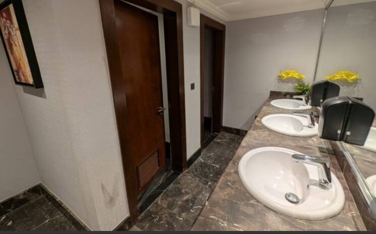 旅遊記者拍照指出，一間男廁只有兩個隔間，他詢問，這到底是怎麼回事？為什麼沙烏地阿拉伯是唯一沒有小便區的國家？（取自網路）