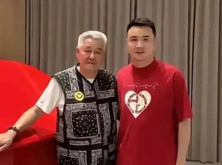 章子怡去赵本山三亚家中拜年,状态十分靓丽,看着状态超级无敌