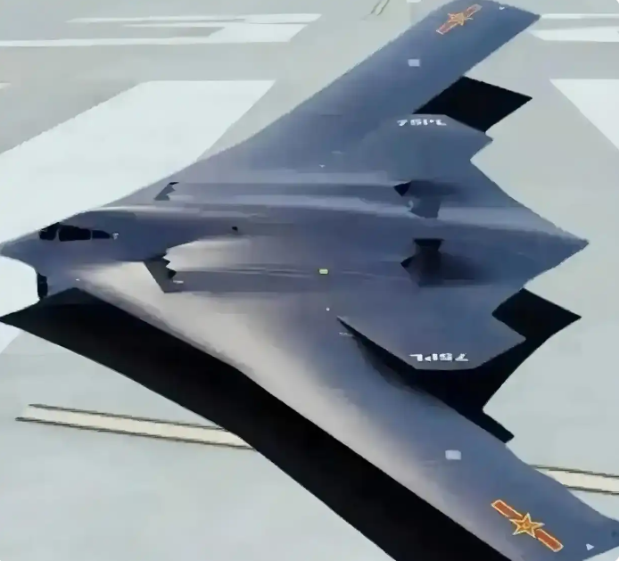  《戰區》報導指出，轟-20 被普遍認為是中國正在研製中的飛翼式隱形戰略轟炸機，外形概念類似美國 B-2 轟炸機。 圖:翻攝自百度 