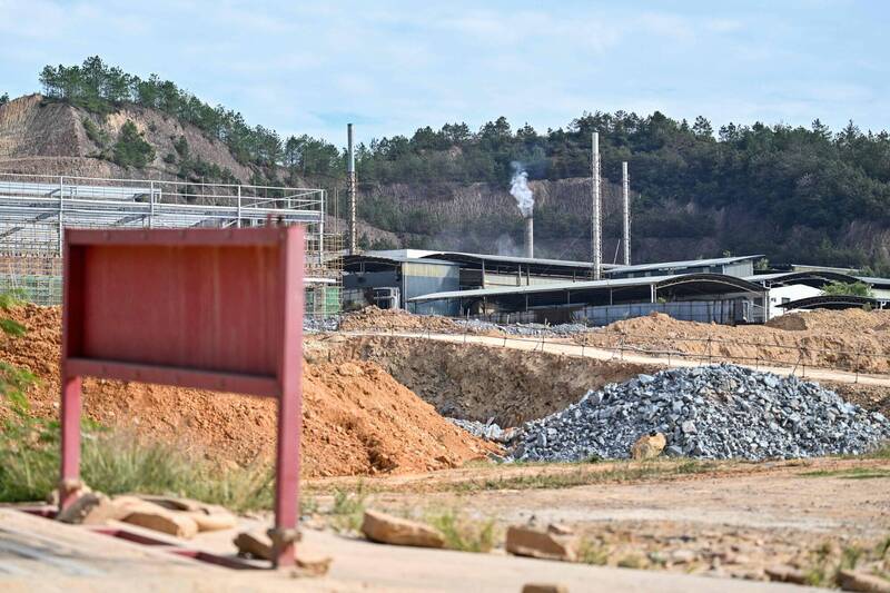 中媒報導稱,中國國務院總理李強在年前視察稀土設施 暗示將加劇與美國在戰略礦產領域的競爭。(法新社資料照)