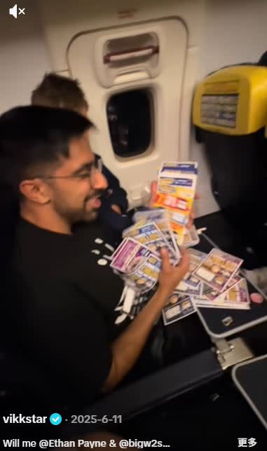 男子對著「又貢龜」的刮刮樂無奈傻笑，手上的刮刮樂如同廢紙。（圖／翻攝自Tiktok帳號@vikkstar）