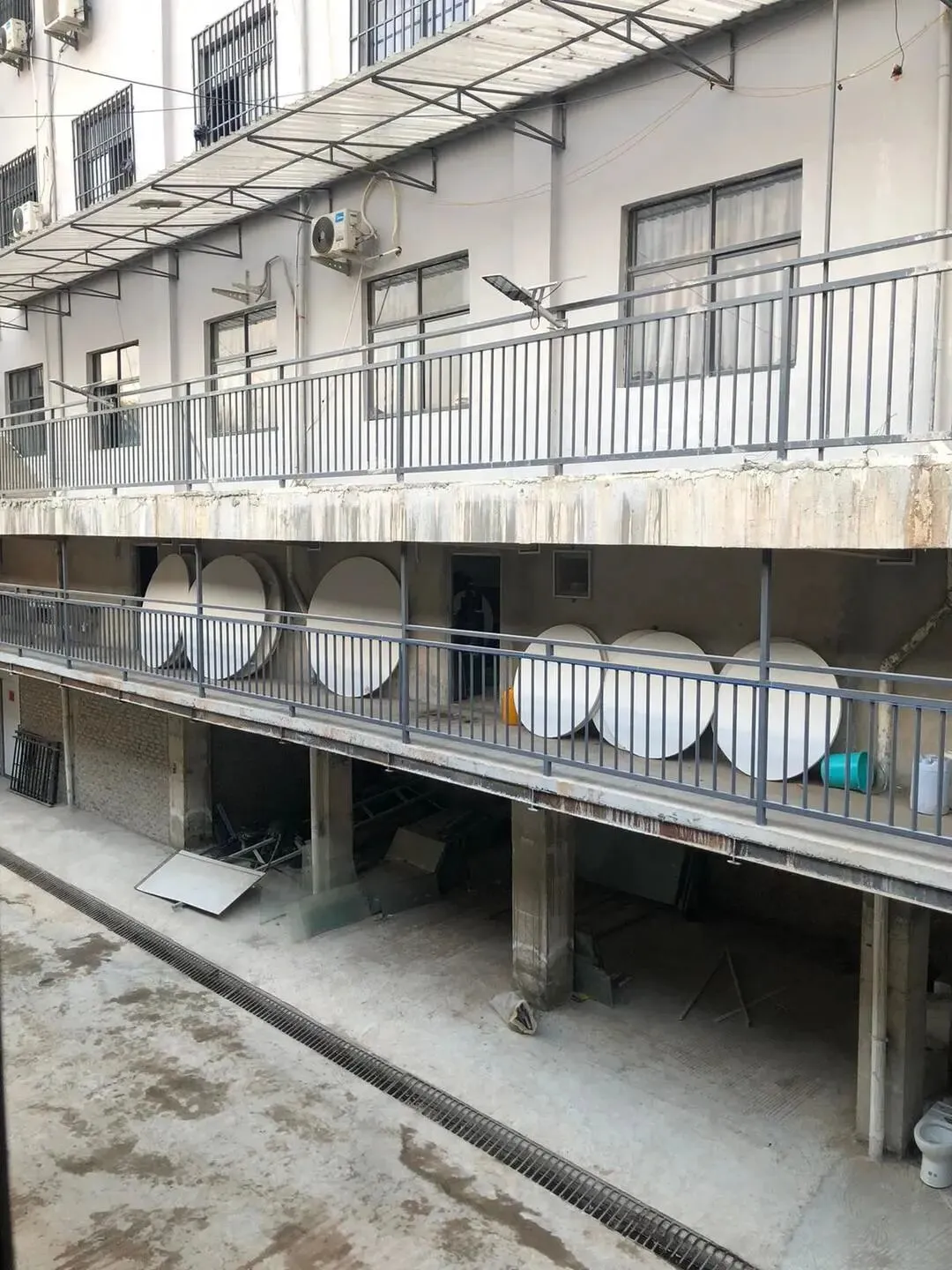 ▲铁栏之间疑似装有监控摄像头