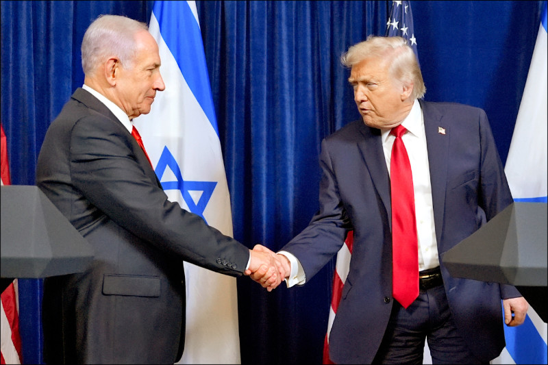 美國總統川普十一日在白宮會晤來訪的以色列總理納坦雅胡，討論伊朗議題。此次會議閉門舉行。圖為兩人去年十二月在佛州海湖莊園會面。（美聯社檔案照）