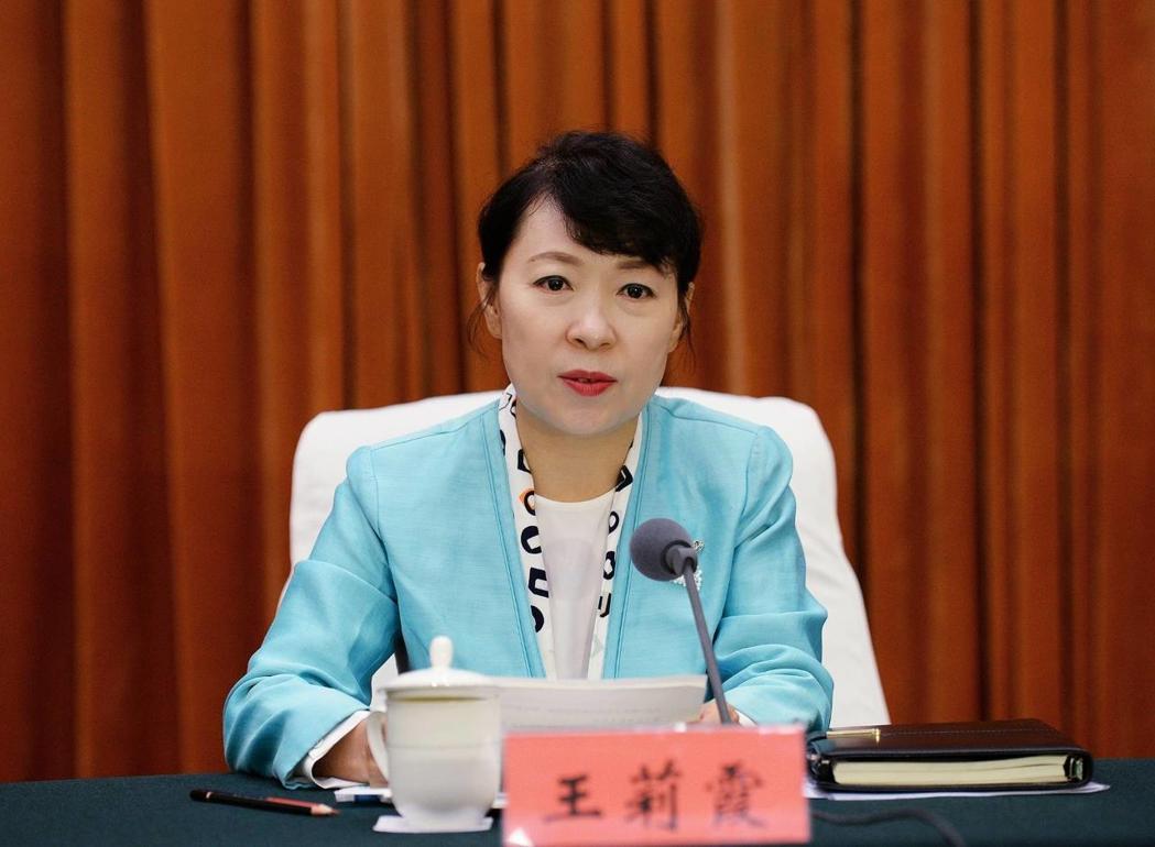 中共中央纪委国家监委12日通报,内蒙古自治区政府前主席王莉霞严重违纪违法被双开。... 中共中央纪委国家监委12日通报,内蒙古自治区政府前主席王莉霞严重违纪违法被双开。...