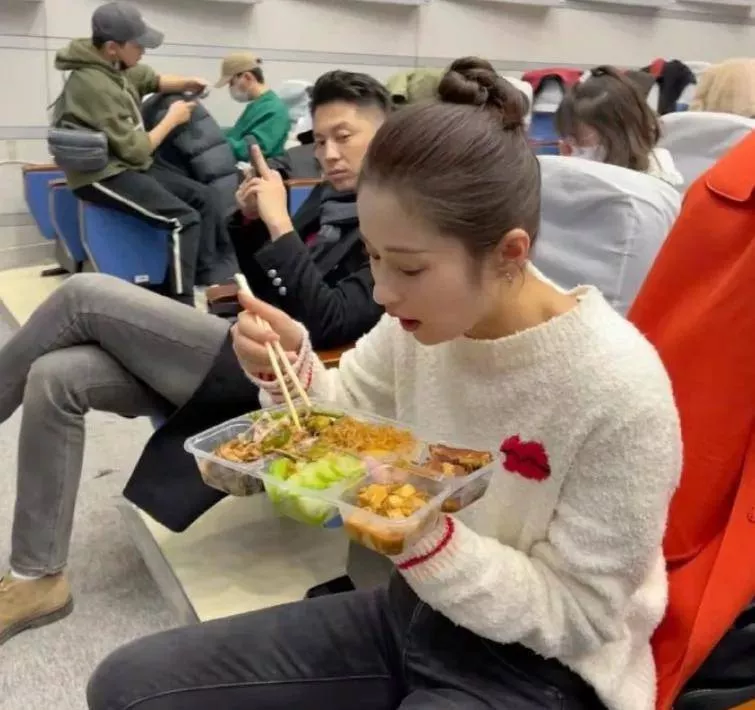 春晚幕后伙食曝光，明星彩排也吃盒饭