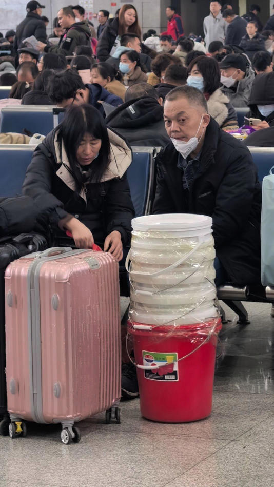 中国人对桶的执念!54岁大叔扛着行李和塑料桶返乡:为养家几乎跑遍全国