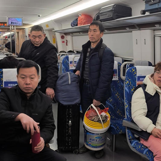 中国人对桶的执念!54岁大叔扛着行李和塑料桶返乡:为养家几乎跑遍全国