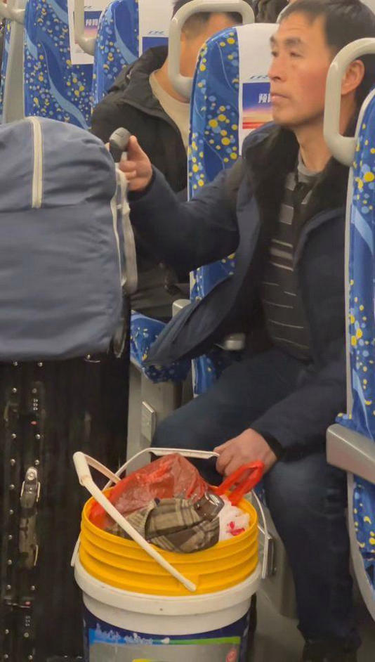 中国人对桶的执念!54岁大叔扛着行李和塑料桶返乡:为养家几乎跑遍全国