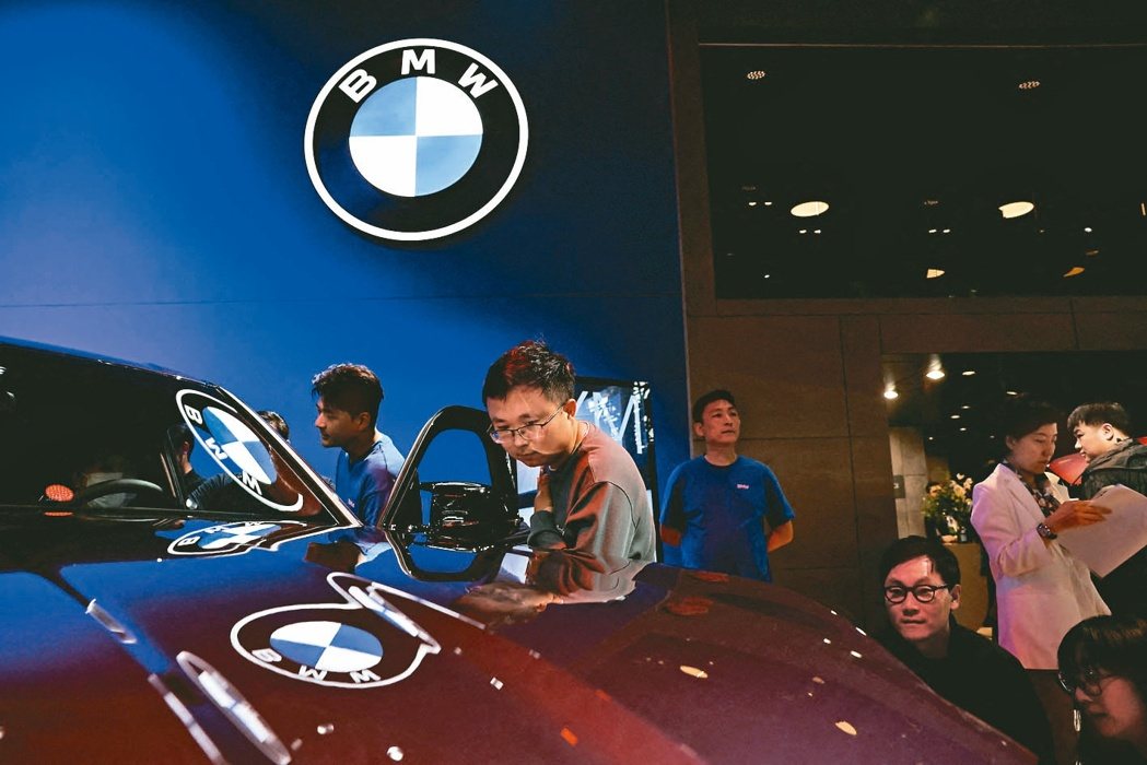 台美双方于美东时间2月12日签署台美对等贸易协定后合影。左起:美国在台协会(AI... 台美双方于美东时间2月12日签署台美对等贸易协定后合影。左起:美国在台协会(AI...