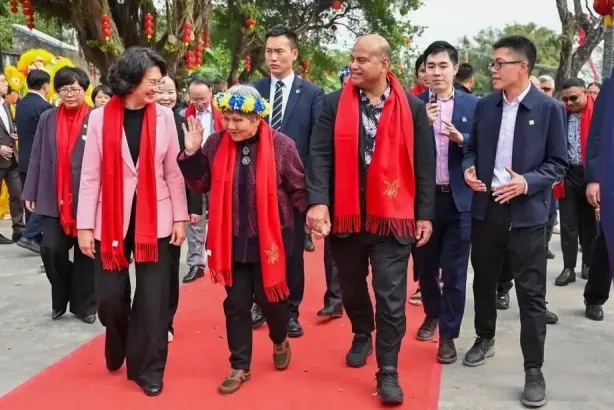 瑙鲁总统回中国祖籍地过年 很快认出82岁堂外祖母