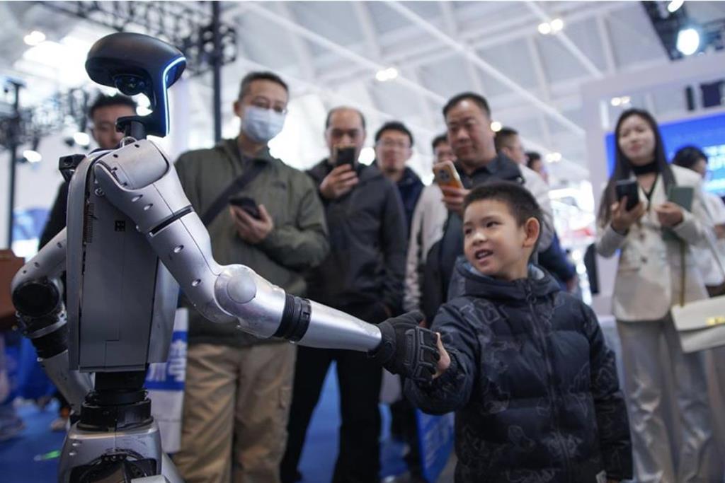 租个机器人办生日趴，春节前一周，机器人租赁订单增长近五成。 （中新社）